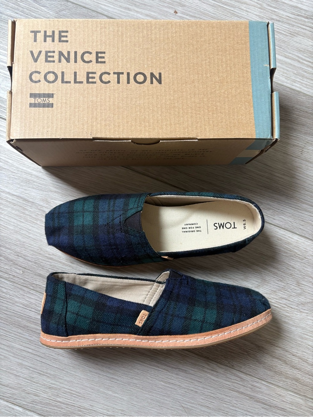 New in box TOMS Navy Green Plaid Slip-On alpargata size 6.5